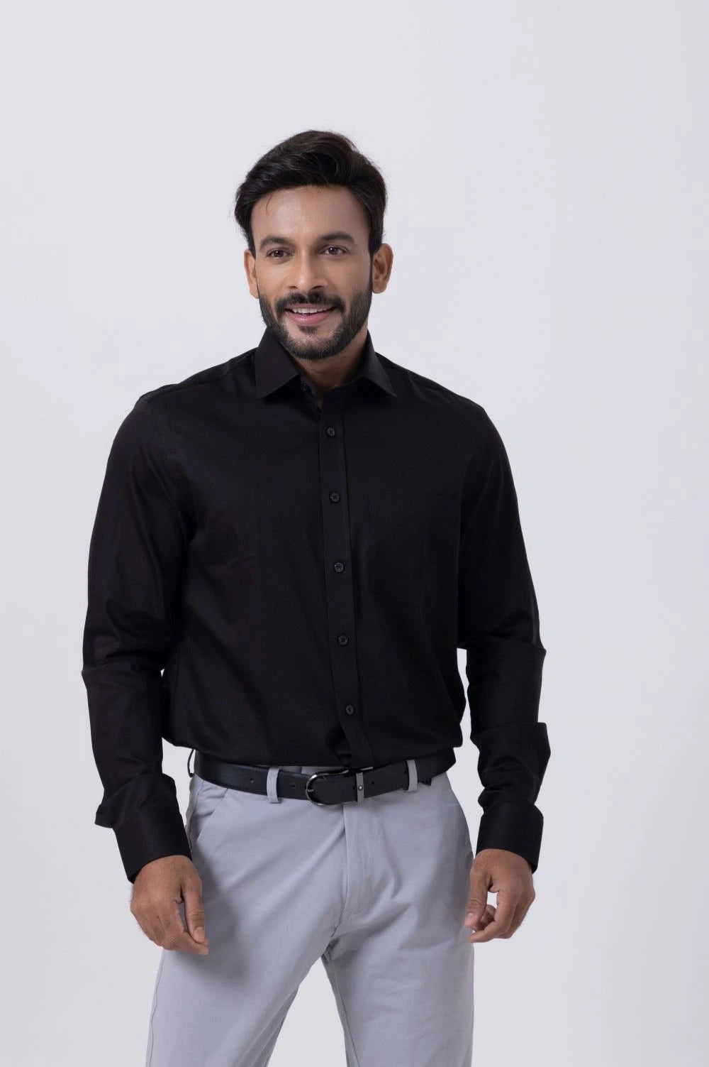 Man wearing a black regular fit Giza cotton shirt, showcasing refined elegance and versatility in style.