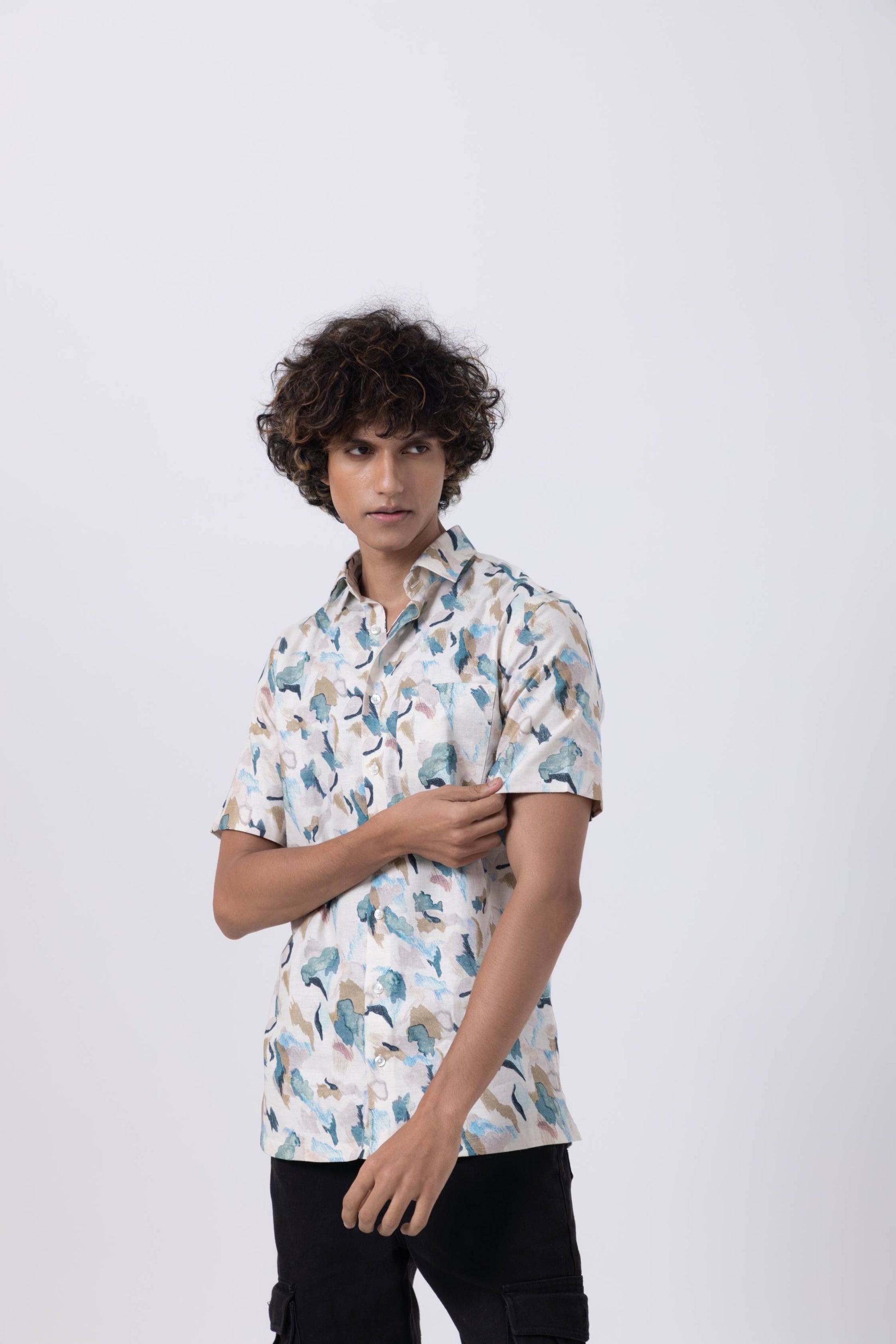 Men's tropical print slim fit shirt made from premium Belzona linen, showcasing vibrant patterns for modern style.